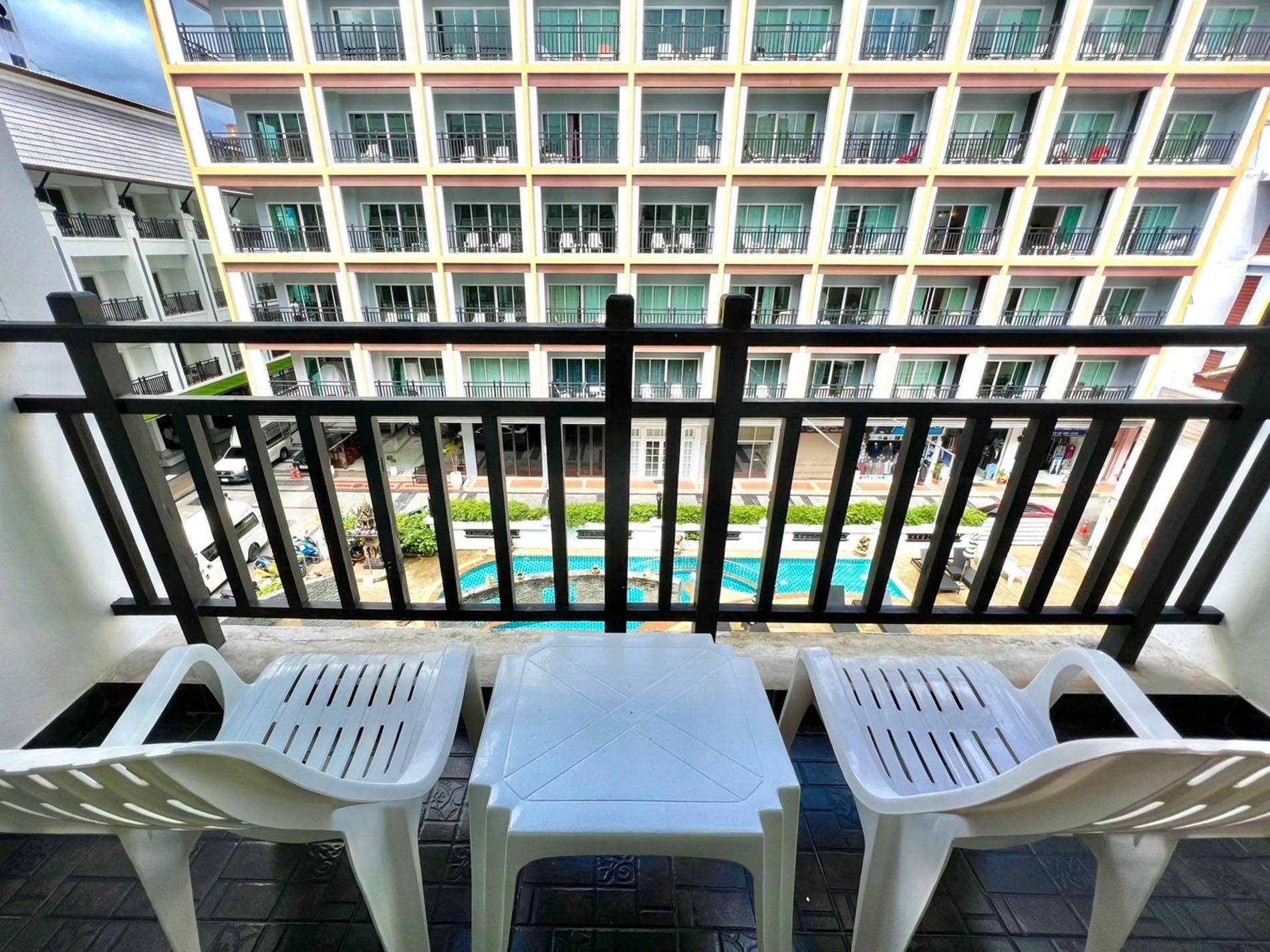 Deluxe Pool View