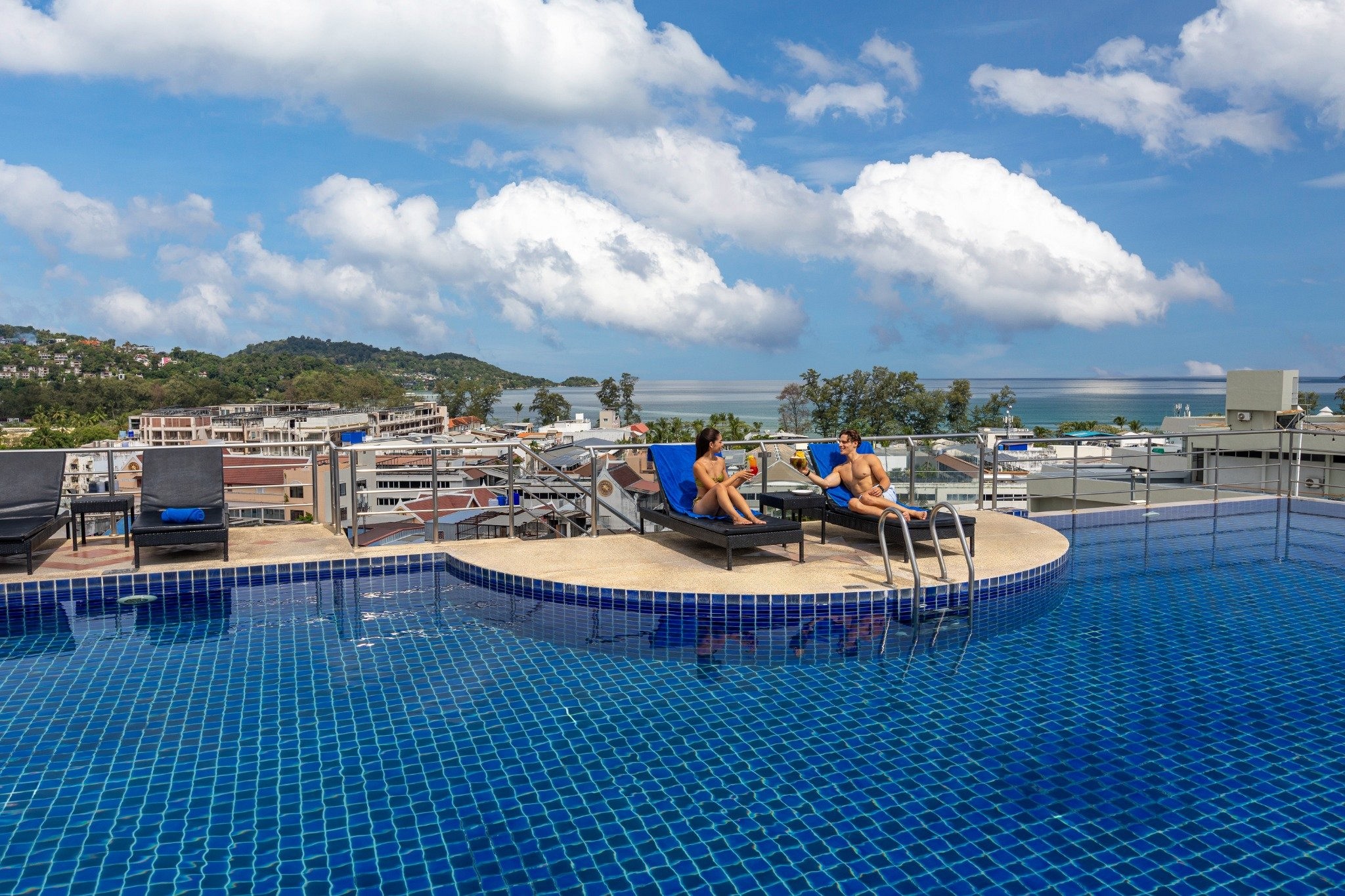 Rooftop Swimming Pool & Bar