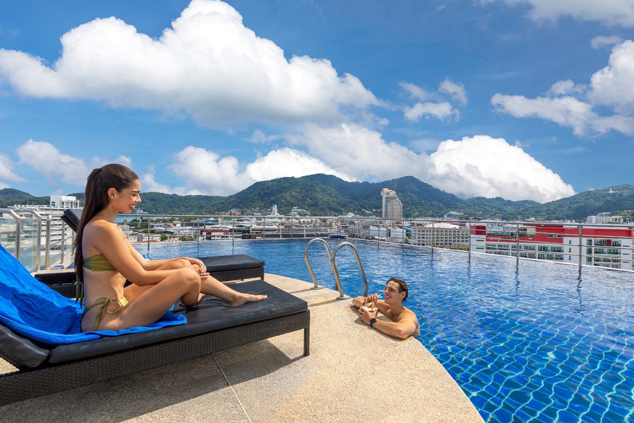 Rooftop Swimming Pool & Bar