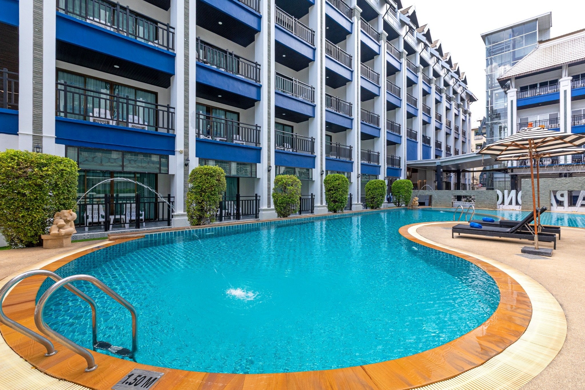 Swimming Pool & Pool Bar