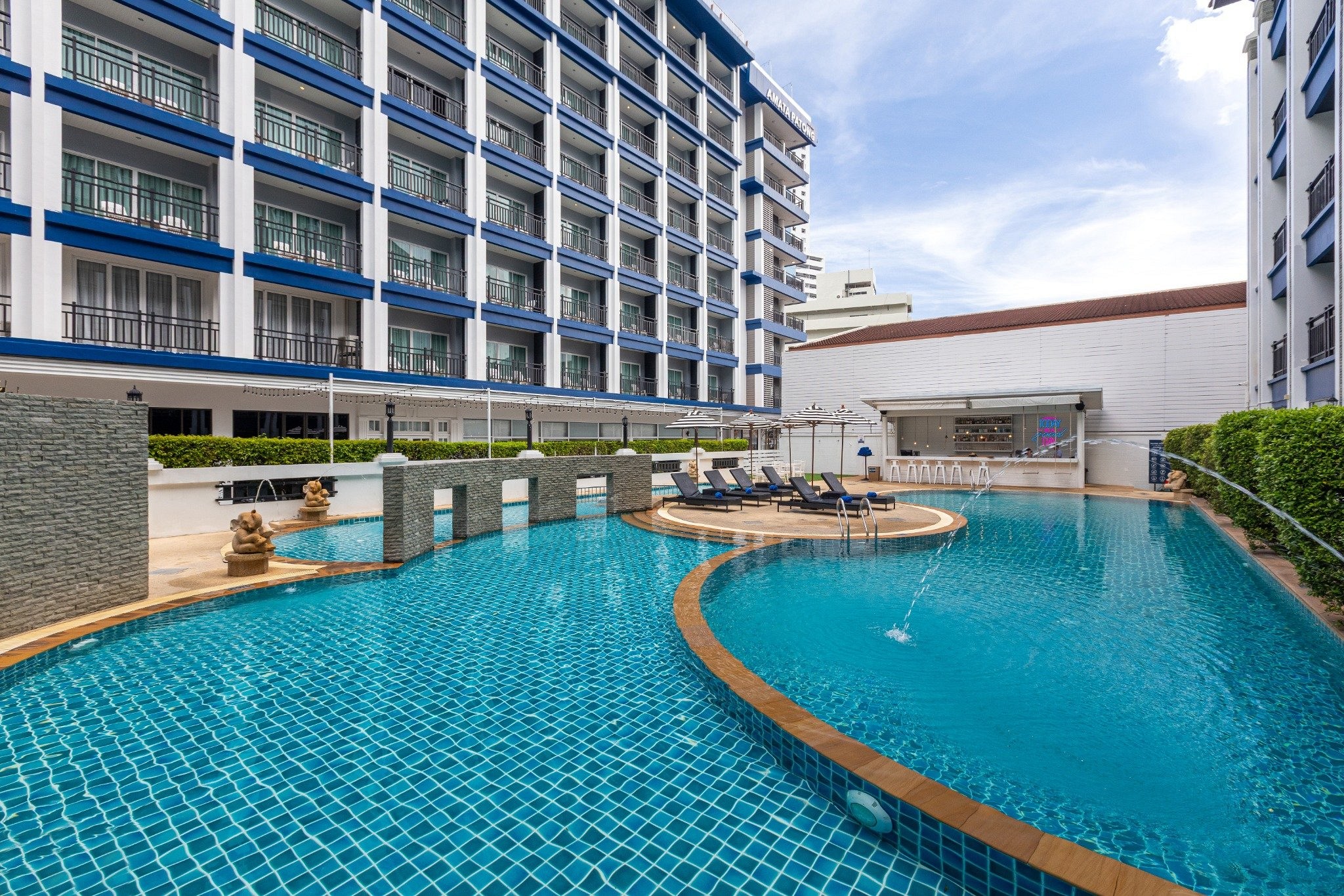 Swimming Pool & Pool Bar