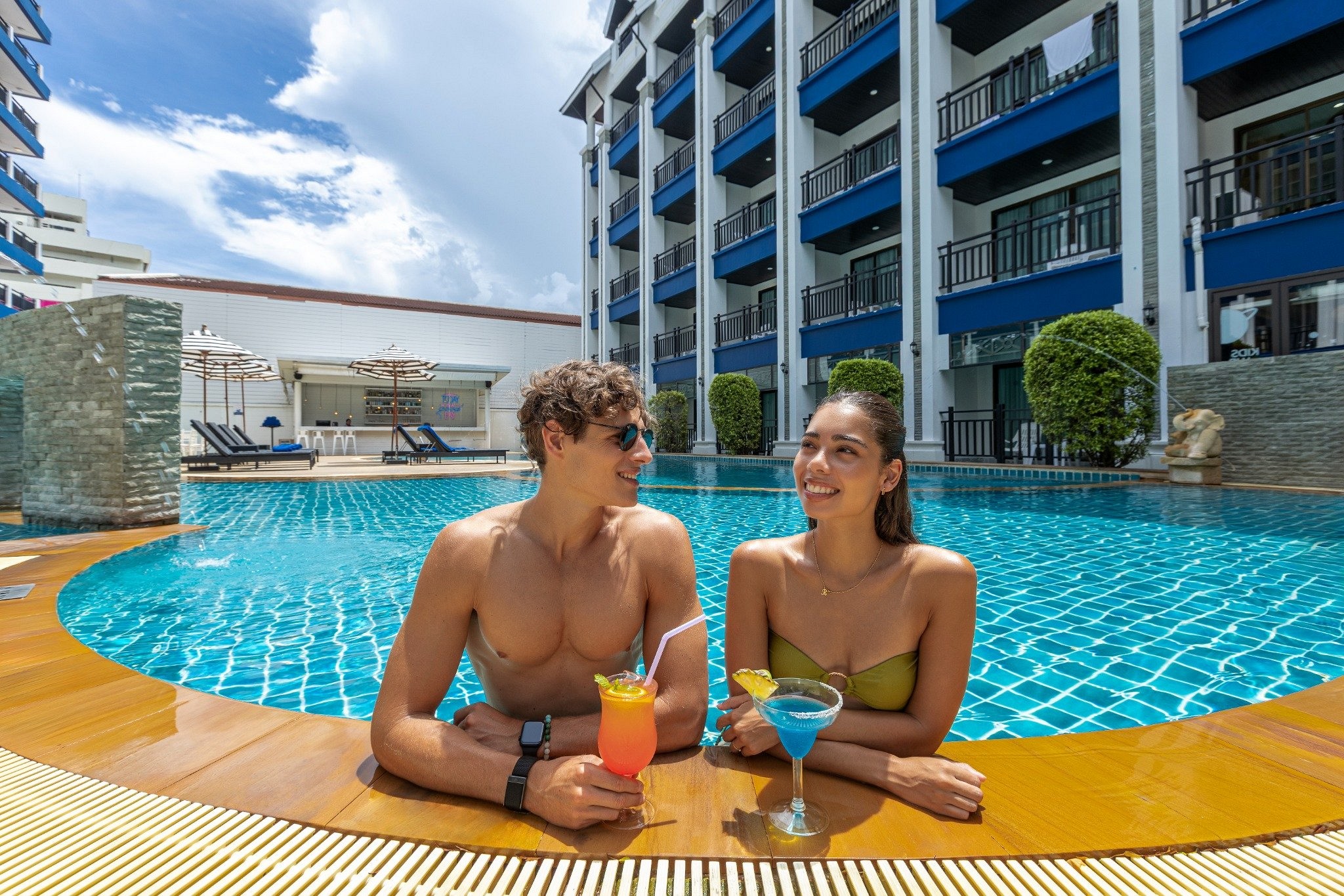 Swimming Pool & Pool Bar