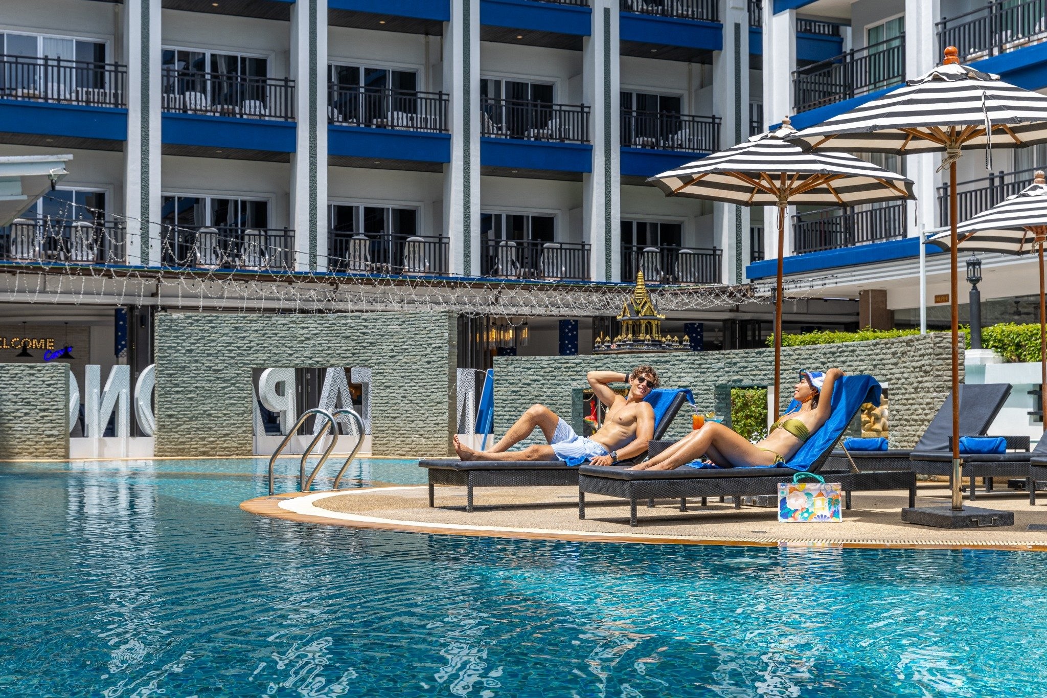 Swimming Pool & Pool Bar