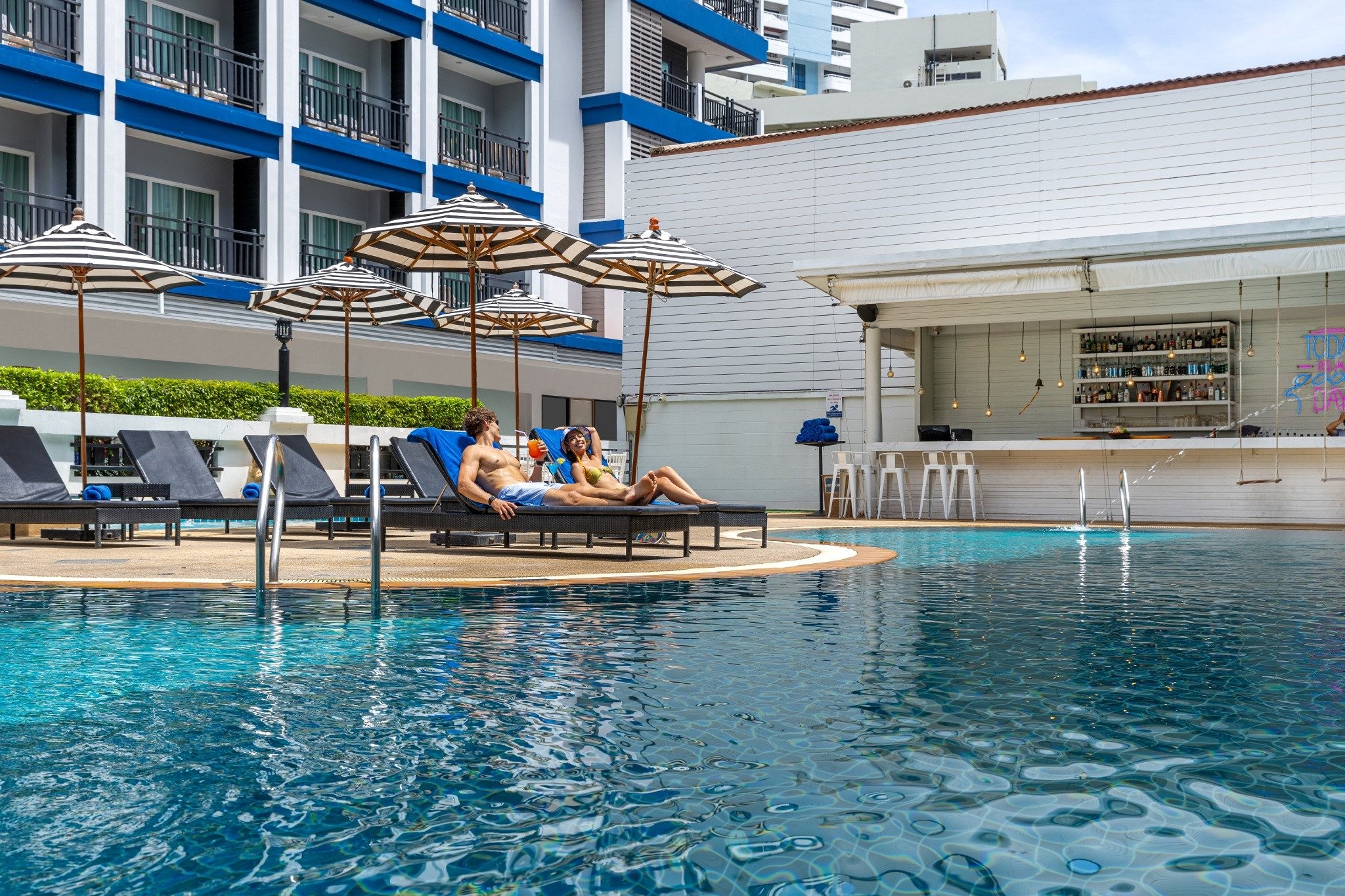 Swimming Pool & Pool Bar