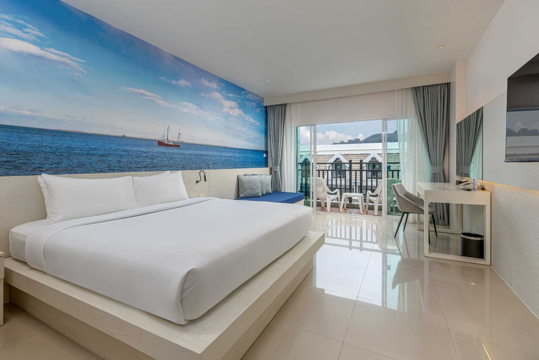 Deluxe Renovated Pool View with Balcony