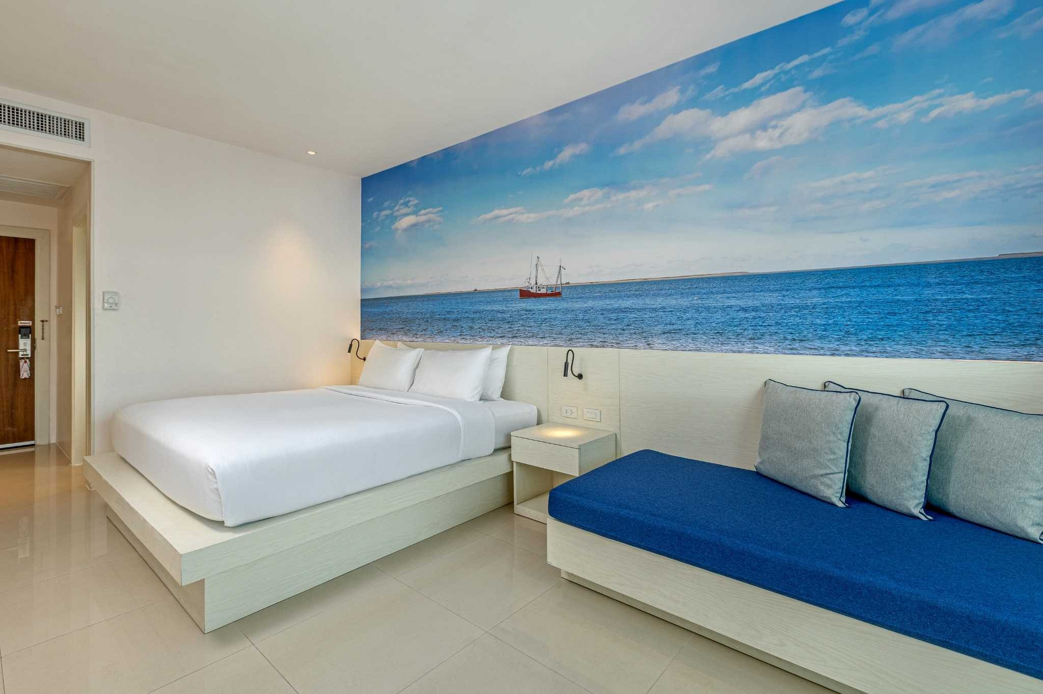 Deluxe Renovated Pool View with Balcony