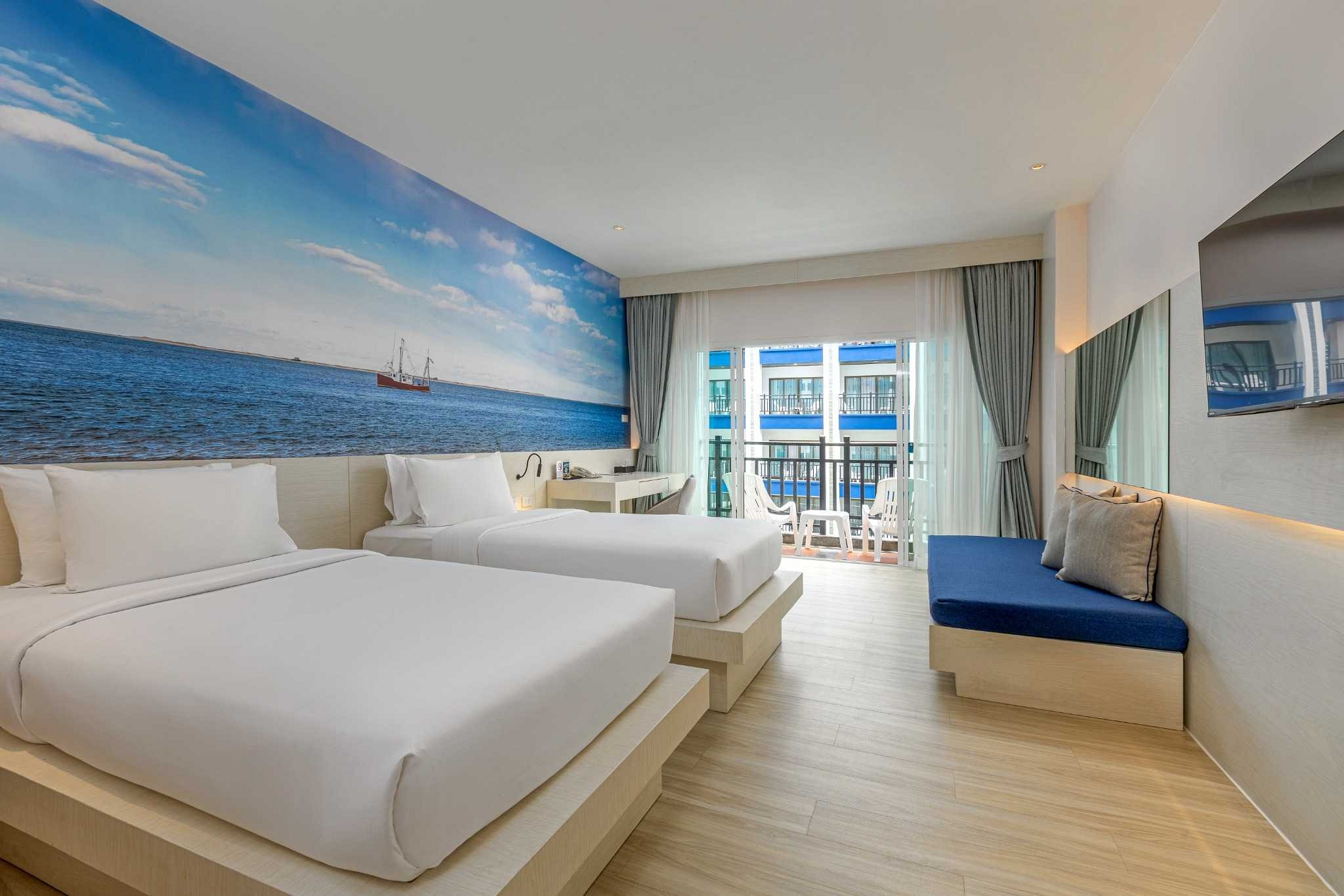 Deluxe Renovated Pool View with Balcony