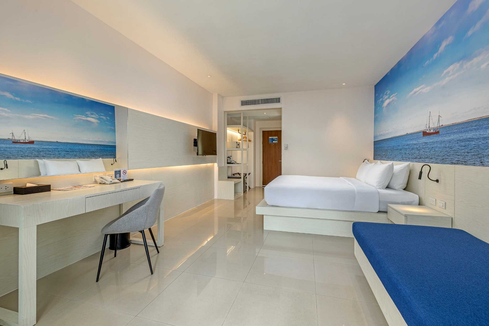 Deluxe Renovated Pool View with Balcony