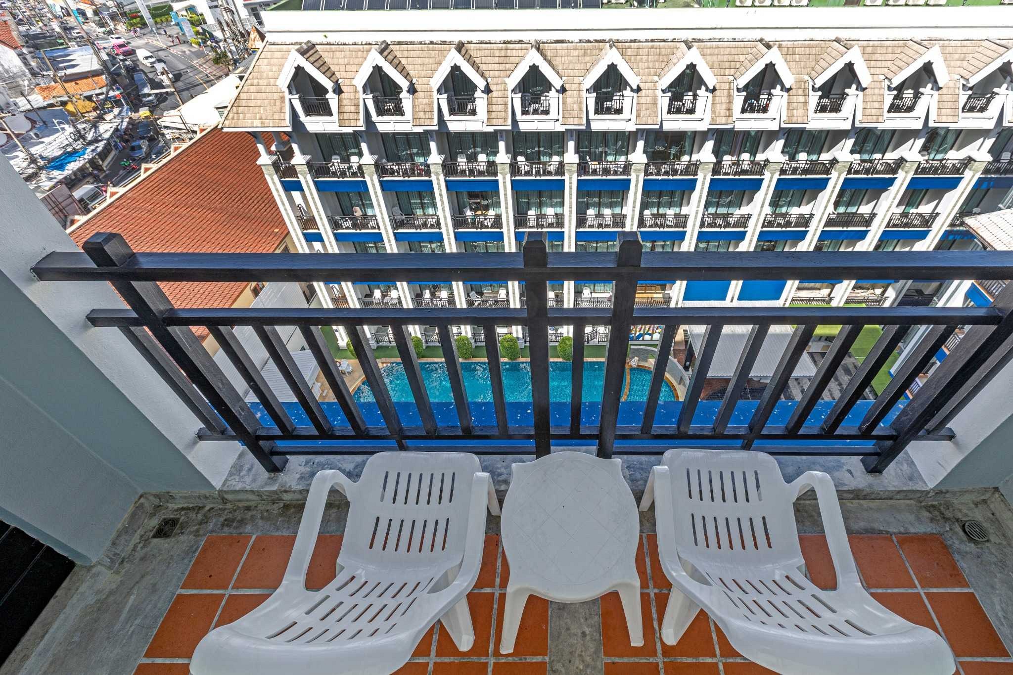 Deluxe Renovated Pool View with Balcony